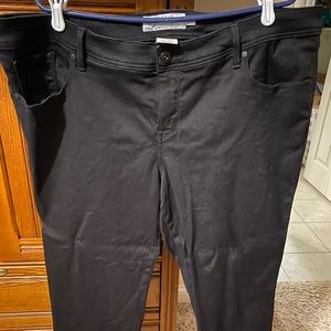 Torrid black bombshell skinny 22 short